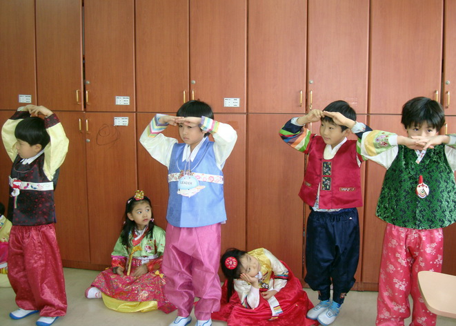 Trẻ em Hàn quốc hành lễ với người lớn tuổi_