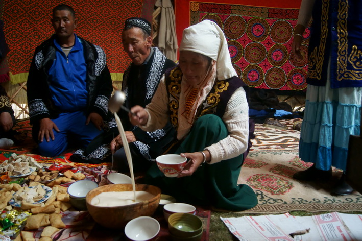 Người Mông Cổ uống rượu Arkhi (làm từ sữa dê hoặc ngựa) vào dịp năm mới