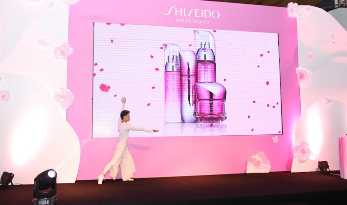 Màn trình diễn ra mắt dòng sản phẩm White Lucent dưỡng trắng kép mới nhất của Shiseido