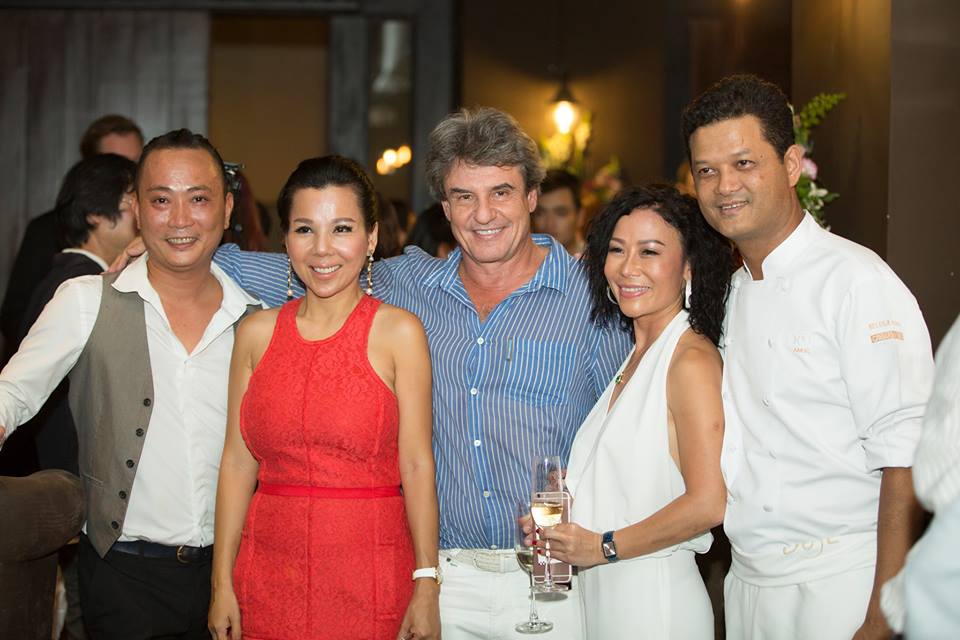Từ phải sang: Chef Sakal, Bà Nguyễn Thị Lệ Thu, Ông Jean-Marcel Guillon, Bà Quyên Trần và Ông Võ Tiến Cường là các cổ đông của Nhà hàng.