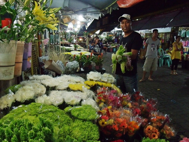 Dạo chợ Manila bạn có thể mua sắm mọi thứ từ thực phẩm tươi sống đến thực phẩm khô, hoa tươi và các loại trái cây miền nhiệt đới