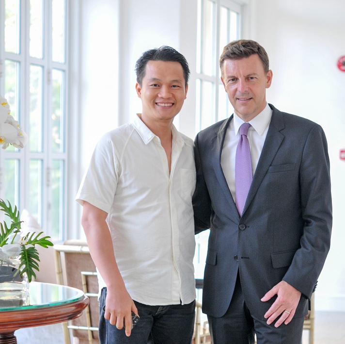 Ông Nguyễn Công Minh (trái), CEO Tạp chí NỮ DOANH NHÂN và Ông Frederic Boulin trong buổi giới thiệu Tổng Giám đốc mới của Park Hyatt Saigon.