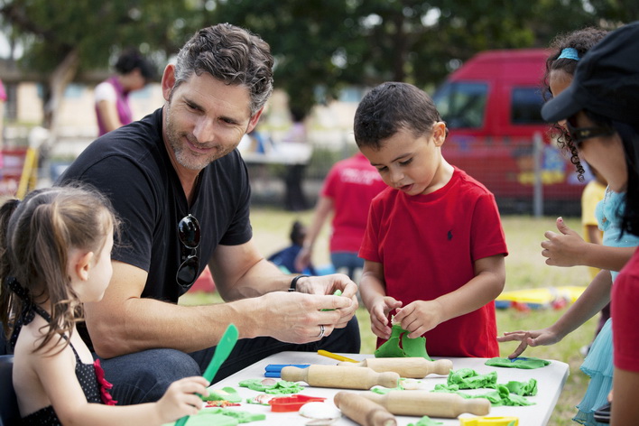 Nam diễn viên người Úc Eric Bana chơi cùng các bé trong chuyến đi từ thiện tại Tây Sydney năm 2014.