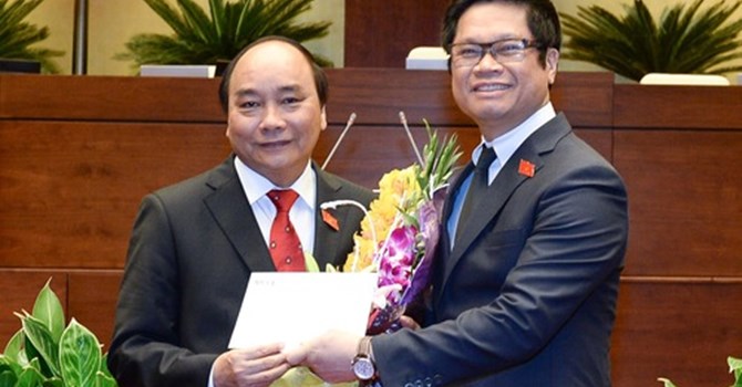 Thủ tướng Nguyễn Xuân Phúc nhận lời chúc mừng và công thư của cộng đồng doanh nghiệp từ Chủ tịch VCCI Vũ Tiến Lộc ngay sau sau lễ nhậm chức tại Quốc hội.