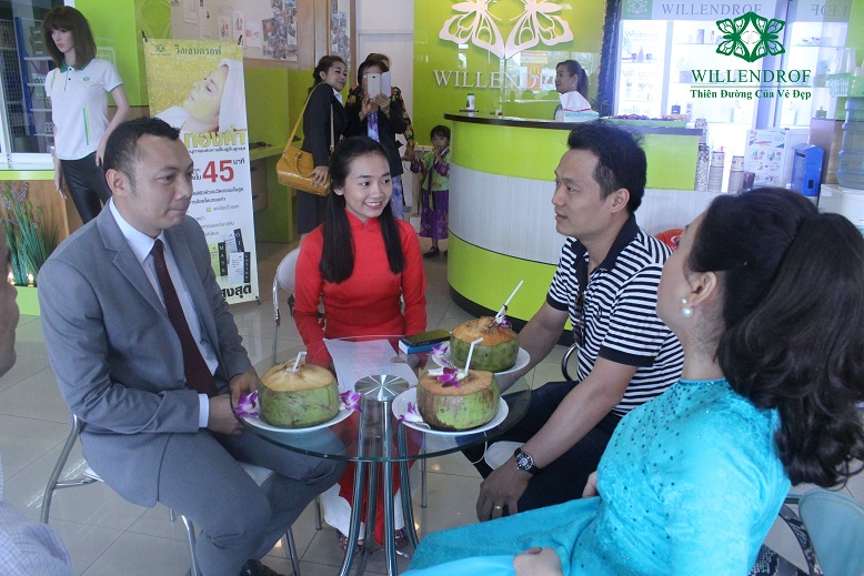 Ông Nguyễn Công Minh (thứ 2 từ phải sang), CEO Tạp chí NỮ DOANH NHÂN trao đổi thông tin với ông Thanakorn Boonvijit, Chủ tịch Willendrof.