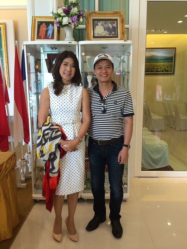 Chủ tịch Ireal Plus chụp lưu niệm cùng ông Nguyễn Công Minh, CEO Tạp chí NỮ DOANH NHÂN. Ảnh: Minh Nguyễn.