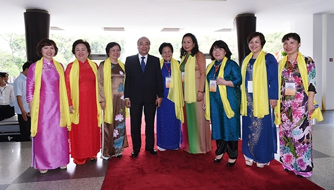 Thủ tướng chụp hình lưu niệm cùng các đại biểu.