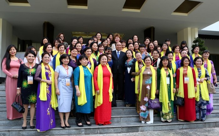 Thủ tướng chụp hình cùng các đại biểu Hiệp hội nữ doanh nhân.