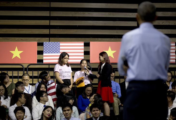 Một bạn trẻ đặt câu hỏi cho ông Obama. Ảnh: Carolyn Kaster/AP.