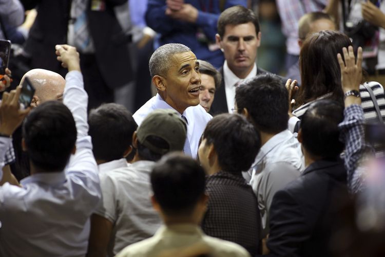 Ông Obama chào tạm biệt mọi người trước khi ra sân bay. Ảnh: Na Son Nguyen/AP.