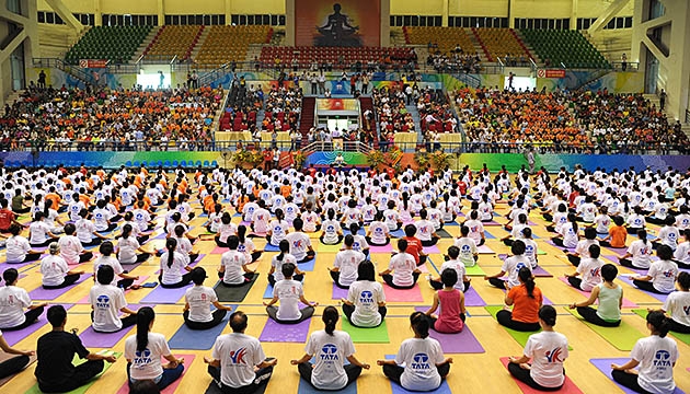 Hơn 500 người tham gia trình diễn yoga tập thể trong Ngày Quốc tế Yoga lần thứ nhất tại Việt Nam.