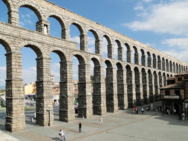 Hệ thống dẫn nước cổ đại Aqueduct ở Segovia