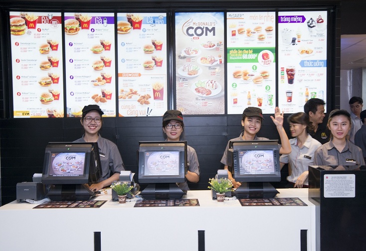 Đội ngũ nhân viên của McDonald’s được đào tạo song ngữ bài bản.