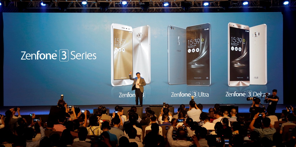 CEO của Asus, ông Jerry Shen giới thiệu Zenfone 3 tại Việt Nam.