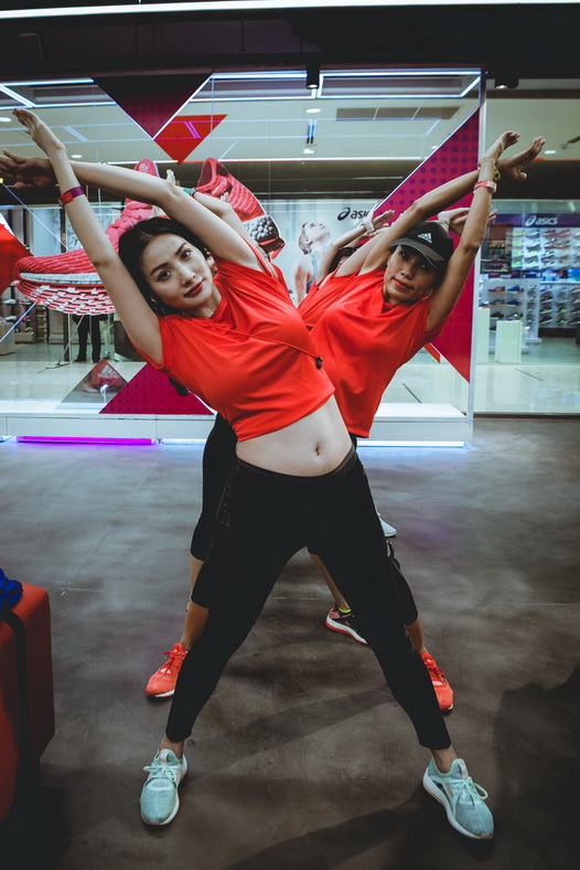 Yaya Trương Nhi tạo dáng cá tính cùng các bạn tại cửa hàng adidas Saigon Centre