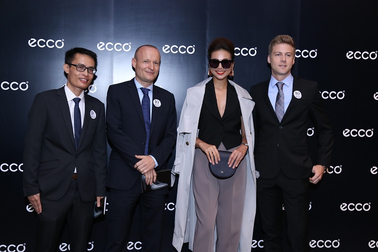 Ông Vũ Quang Hưng. Tổng Giám đốc TBS Sport và Ông Morten Lauge Jensen, Tổng Giám đốc ECCO Đông Nam Á (thứ 1 & 2 từ trái sang) .