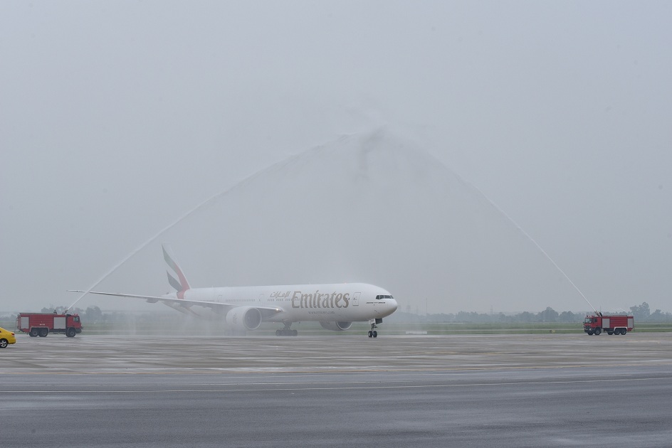 Máy bay mang số hiệu EK388 hạ cánh và thực hiện nghi lễ phun nước tại sân bay quốc tế Nội Bài.