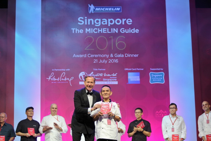 Đầu bếp của tiệm Hong Kong Soya Sauce Chicken Rice & Noodle trong đêm gala trao thưởng của Cẩm nang Michelin
