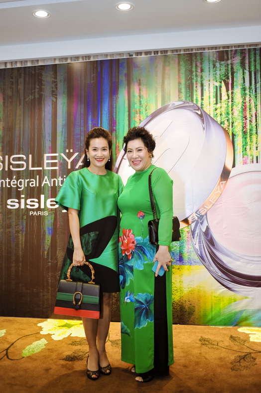 Bà Lê Hoài Anh - Đại diện nhà phân phối độc quyền mỹ phẩm Sisley Paris tại Việt Nam cùng chị Anh Thơ tại buổi ra mắt sản phẩm.