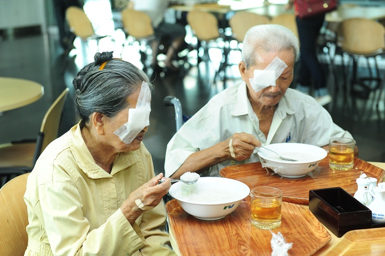 Bệnh nhân mổ mắt từ thiện trong các chương trình thiện nguyện trước đây đang dùng cơm tại căng tin Bệnh viện FV.