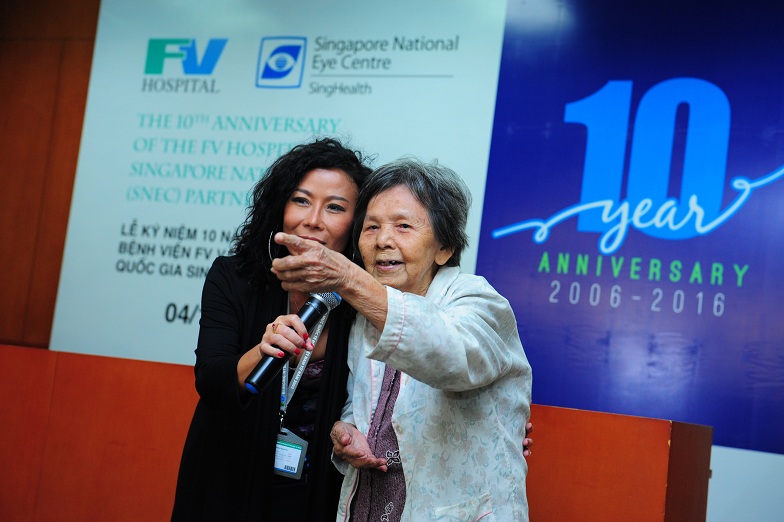 Bà Nguyễn Thị Mai – một bệnh nhân đã tìm lại ánh sáng sau gần 20 năm sống trong bóng tối nhờ chương trình từ thiện của Bệnh viện FV và SNEC.