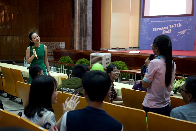 Chị Thanh Nhàn (top 6 Hoa khôi áo dài Việt Nam) chia sẻ, trao đổi cùng sinh viên.