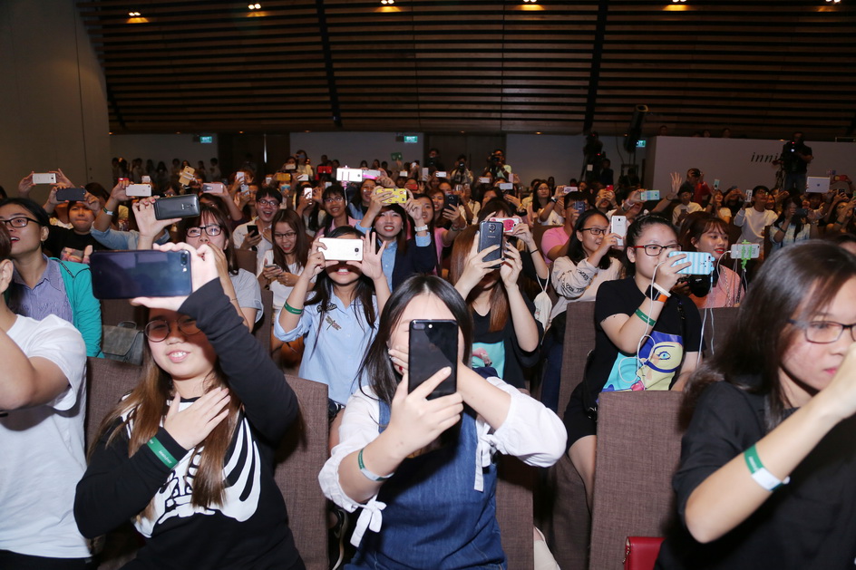 Khi MC Tuyền Tăng tiết lộ phần tiếp, đông đảo các khách mời đã chuẩn bị điện thoại sẵn sàng để chụp những loạt ảnh của Yoona khi cô xuất hiện.
