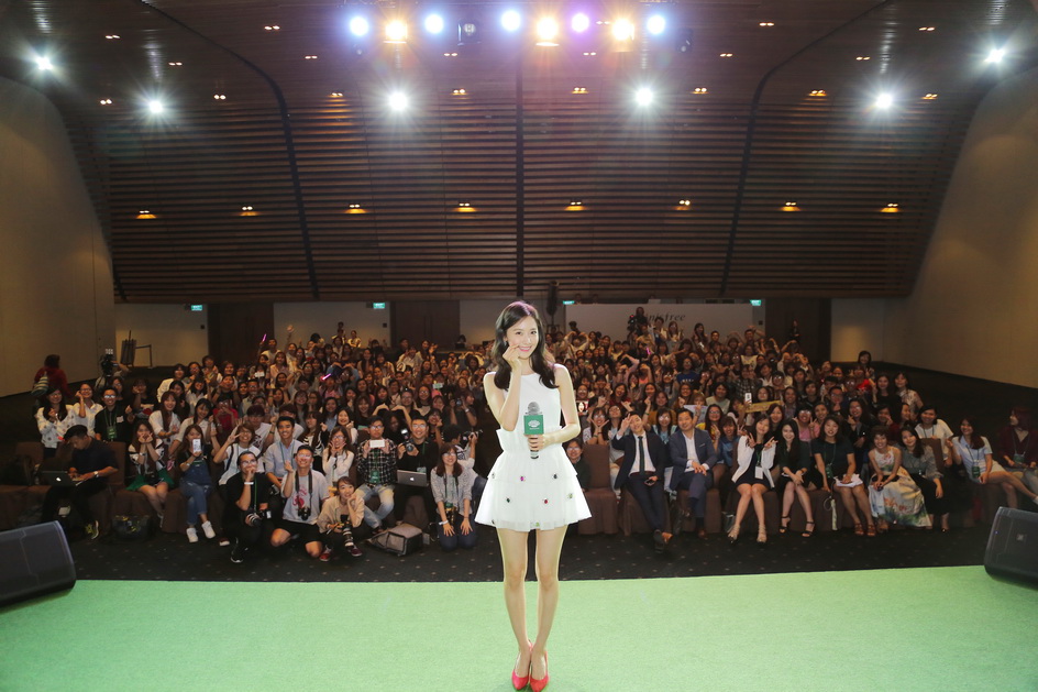 Kết thúc chương trình Yoona thả tim selfie cùng các khách mời trên sân khấu.