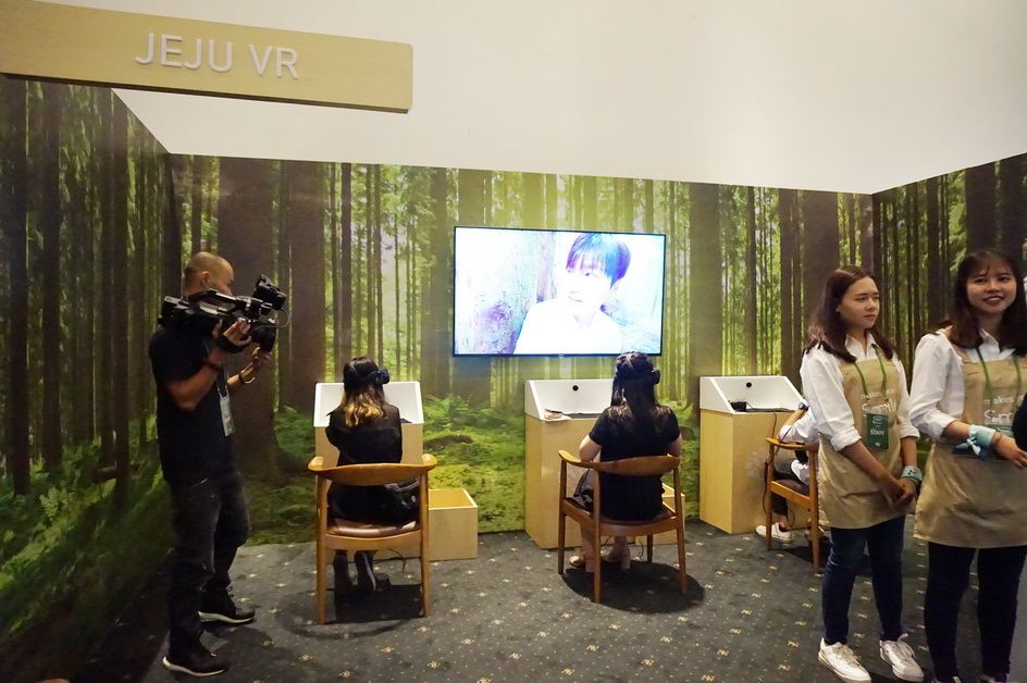 Đặc biệt là các khách mời nữ sẽ vô cùng hồi hộp và bối rối khi được trải nghiệm hẹn hò với Lee Min Ho qua công nghệ VR