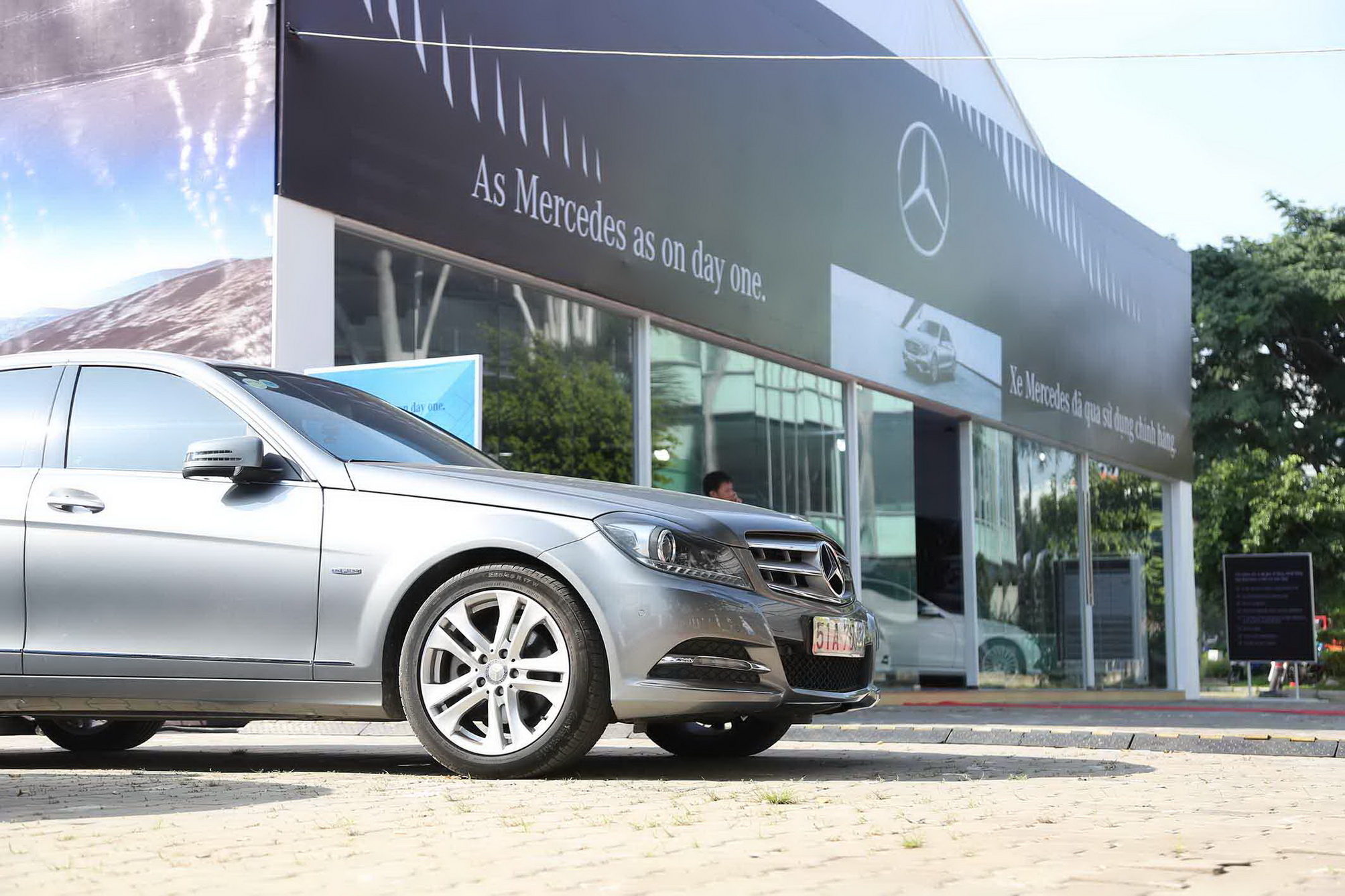 Bên cạnh những mẫu xe mới, Mercedes-Benz còn mang đến cho khách hàng những lựa chọn phù hợp với những mẫu xe chính hãng đã qua sử dụng