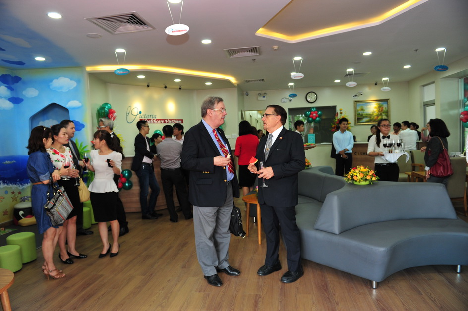 Cac khach moi tham quan phong kham Victoria Healthcare PMH_resize