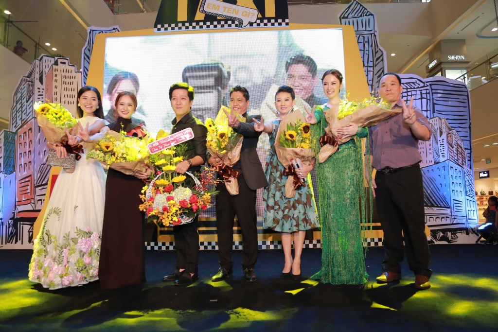 Buổi công chiếu hiện diện đông đủ dàn diễn viên trong phim như Trường Giang, Angela Phương Trinh, Khánh Hiền, đạo diễn Đức Thịnh, nhà sản xuất Thanh Thúy.