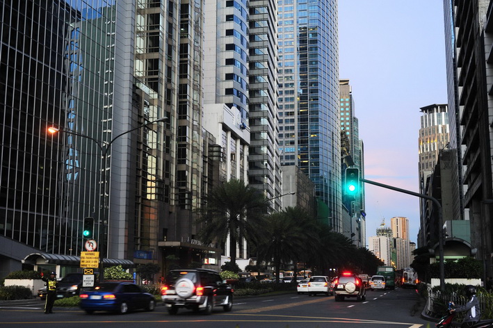 Trung tâm thương mại Makati với những tòa nhà chọc trời san sát nhau