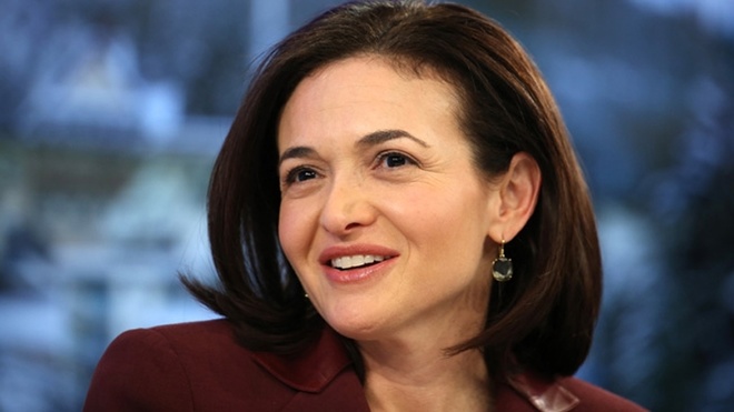 Đã 4 năm liên tiếp, Sheryl Sandberg được tạp chí Forbes đánh giá là người phụ nữ quyền lực nhất lĩnh vực công nghệ. Sau khi rời Google, Sandberg gia nhập Facebook năm 2008 và hiện là Giám đốc điều hành (COO) của mạng xã hội có 1,5 tỷ người dùng. Hiện Sandberg sở hữu khối tài sản 1,23 tỷ USD. Để khẳng định vai trò và quyền bình đẳng của phụ nữ trong xã hội, bà đã cho xuất bản cuốn sách Lean In: Women, Work, and the Will to Lead (Dấn thân: Phụ nữ, Công việc, và Quyết tâm Lãnh đạo) năm 2013.