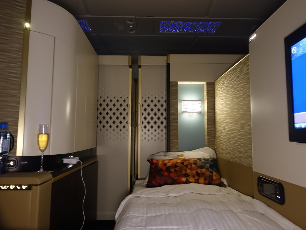 Để trở thành hành khách trên khoang The Residence mà Etihad Airways phục vụ trên hành trình từ Sydney đến Dubai, bạn phải sẵn sàng chi số tiền 24.000 USD.