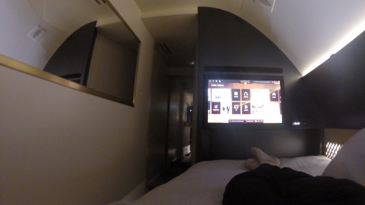 Cuối giường ngủ còn lắp một chiếc TV 27 inch để hành khách có thể giải trí.