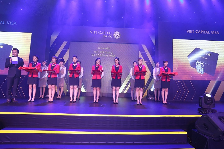 Cán bộ nhân viên Viet Capital Bank thực hiện nghi thức trao tặng thẻ tín dụng Viet Capital Visa Platinum đến những khách hàng đầu tiên.