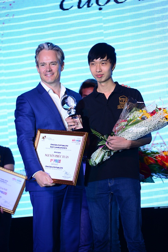 Ông Brendon Urlich, Giám đốc Điều hành L'Oreal Việt Nam trao giải Nhất cuộc thi.