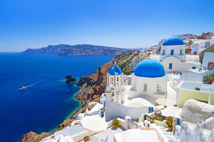 Hòn đảo Santorini của Hy Lạp luôn làm mê hoặc du khách bởi những chóp nhà màu xanh cô ban mát dịu.