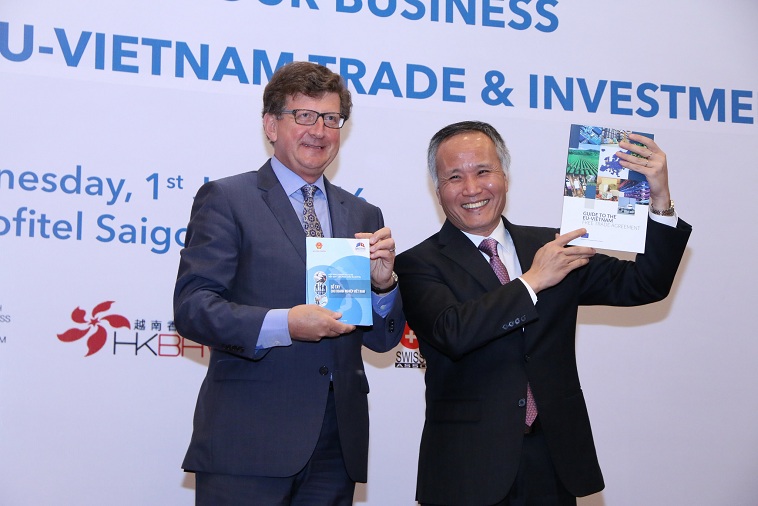 Ông Petriccione, Trưởng đàm phán (bìa trái) và ông Trần Quốc Khánh, Thứ trưởng Bộ Công thương (bìa phải) giới thiệu sổ tay về EFTA.