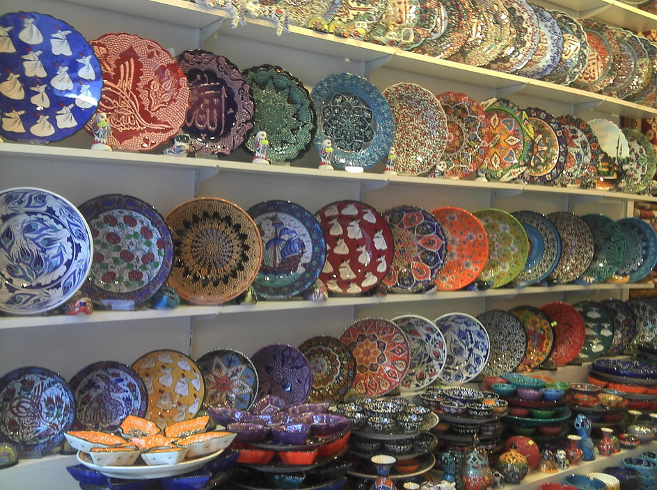 Сувенир востока. Турецкие сувениры. Сувенирная посуда в Турции. Восточные сувениры. Турецкие тарелки сувениры.