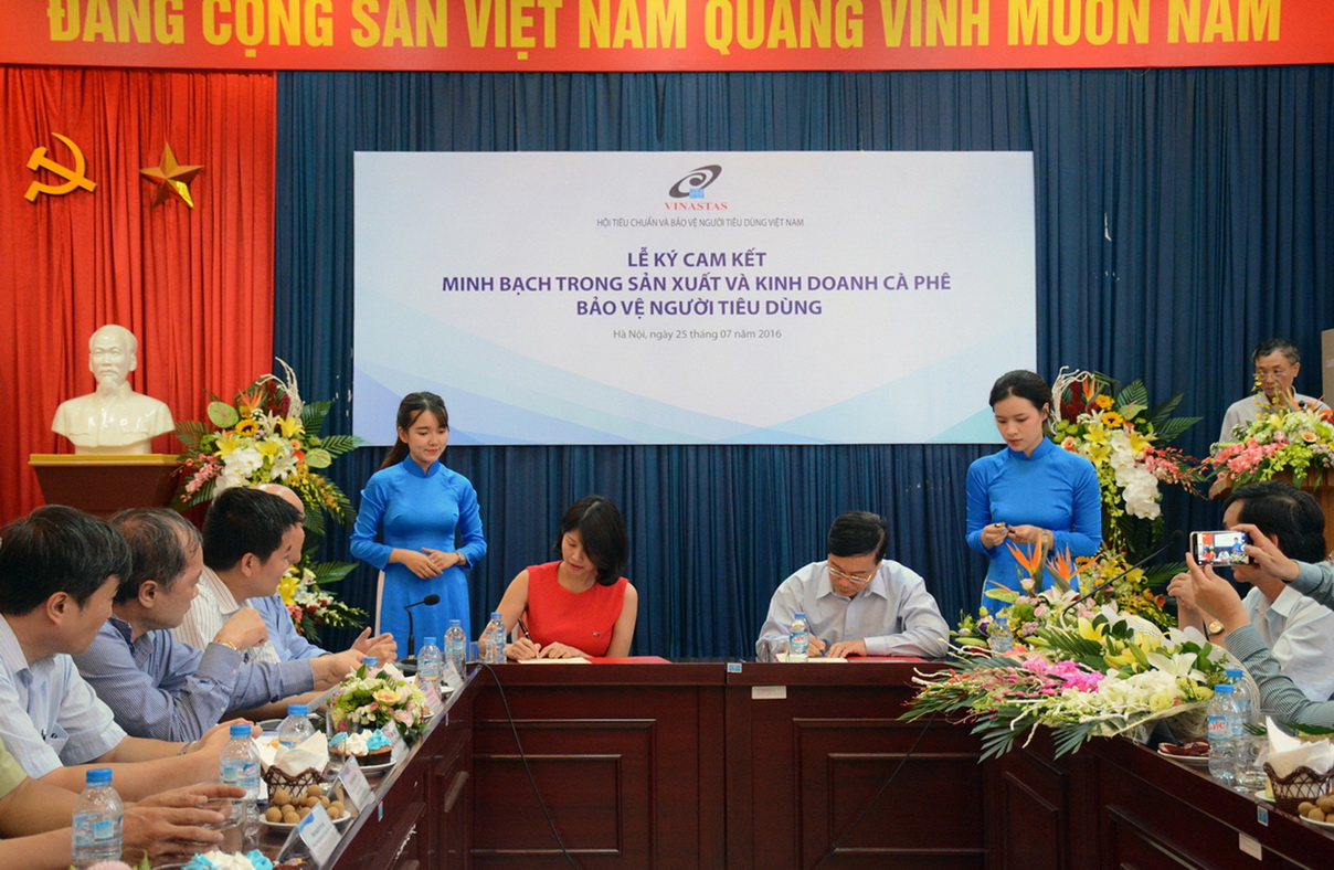 Đại diện Nestle Vietnam và VINASTAS ký cam kết ngày 2-7 tại Hà Nội