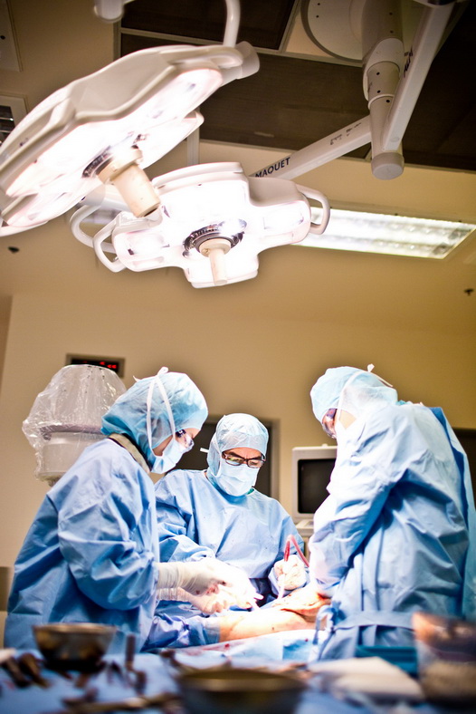 Bác sĩ Lê Trọng Phát (giữa) đang phẫu thuật trong phòng mổ, Bệnh viện FV