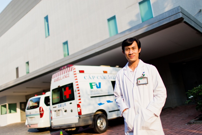 Bác sĩ Phạm Lưu Nhất Hoàng, Phó Khoa Cấp cứu, cùng xe cấp cứu Bệnh viện FV.