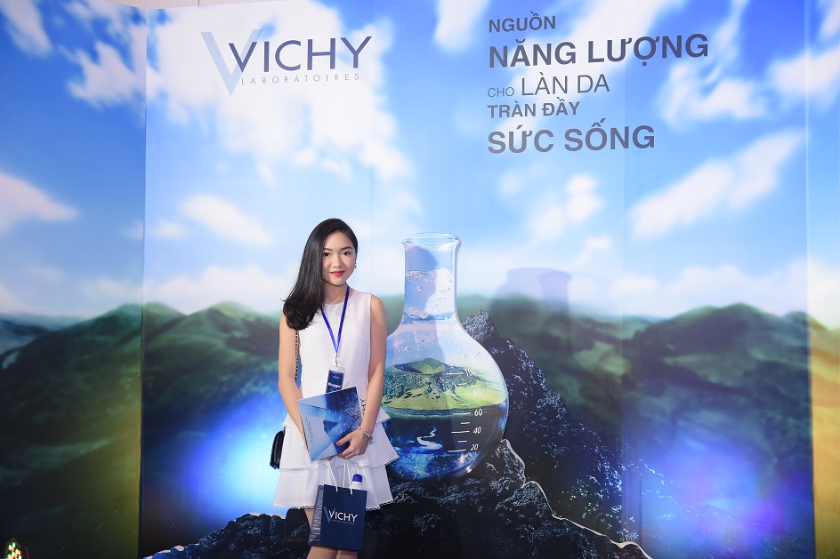 Buổi họp báo có sự tham gia của các beauty blogger nổi tiếng. Trong hình là beauty blogger Choe Nguyễn.