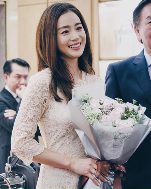 Tại sự kiện, Kim Tae Hee nói cô vẫn chưa có kế hoạch quay lại đóng phim, sau thời gian nghỉ ngơi để chuẩn bị đám cưới.