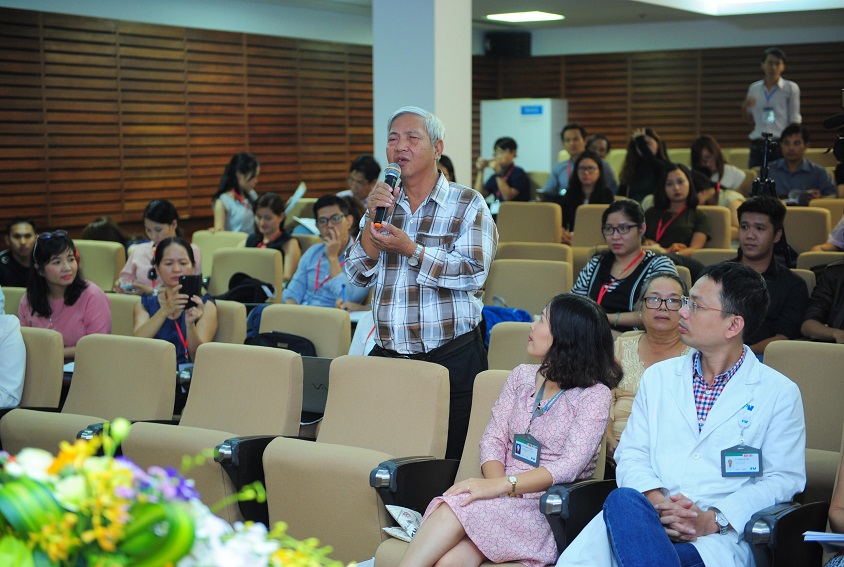 Ông Phạm Văn Tiền - bệnh nhân từng được GS.BS Donald Tan ghép giác mạc, chia sẻ tại buổi họp báo.