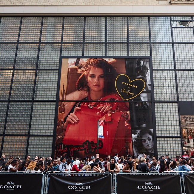 Người hâm mộ xếp hàng chờ đợi sự kiện ra mắt BST Coach X Selena Gomez tại New York.