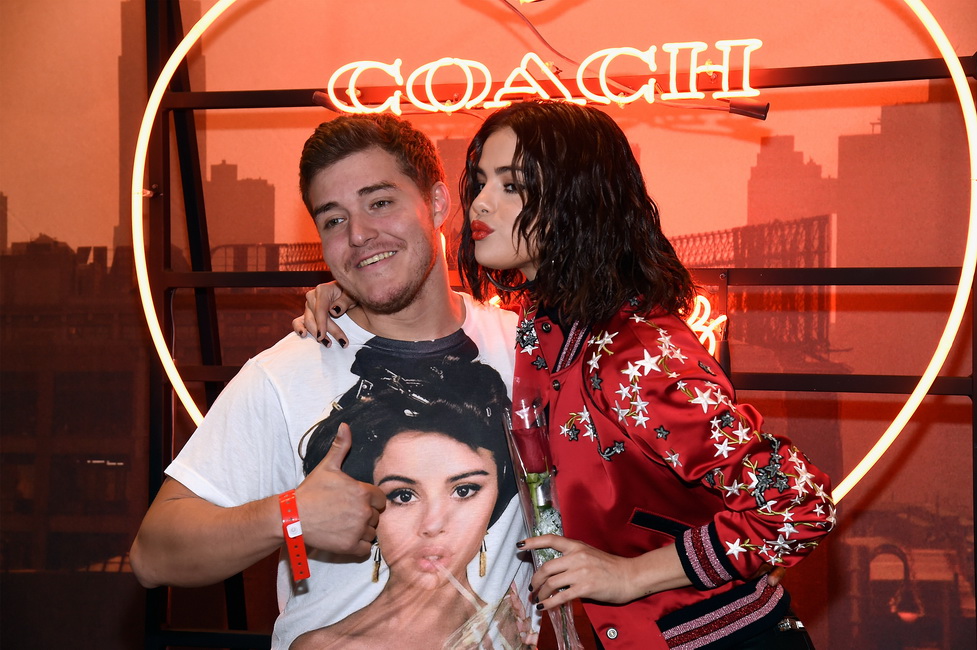 NEW YORK, NY - SEPTEMBER 13: Selena Gomez poses with fans during the Coach In-Store Event with Selena Gomez at Coach Boutique on September 13, 2017 in New York City. (Photo by Kevin Mazur/Getty Images for Coach)