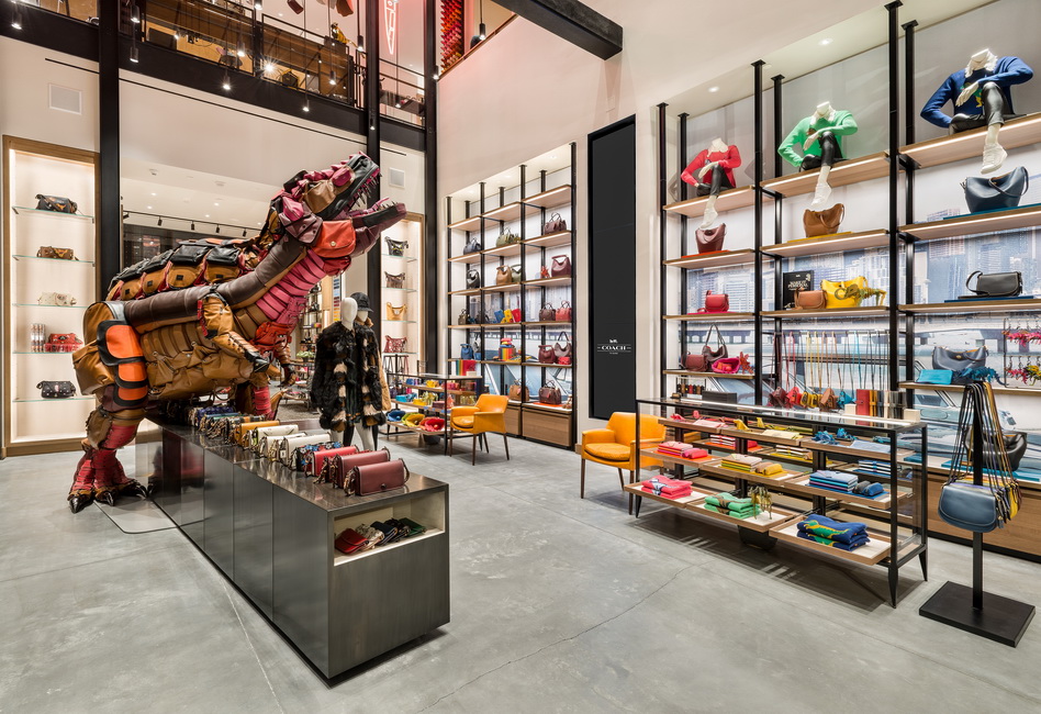 Mô hình khủng long được kết lại từ 400 chiếc túi Coach được đặt trong một cửa hàng kiểu mới. 